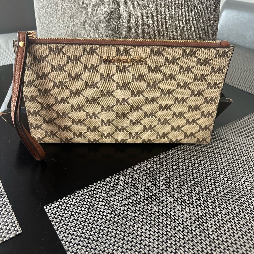 Michael Kors Tan Zip Wallet - Picture 1 of 3